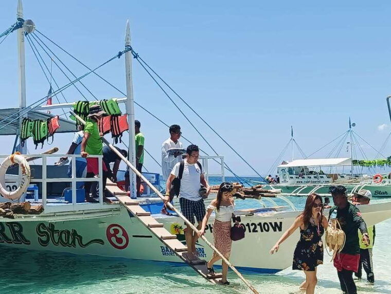 cebu-whaleshark-watching-sumilon-island-and-moalboal