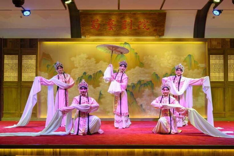 chengdu-sichuan-opera-show-furong-guocui-covered-bowl-tea
