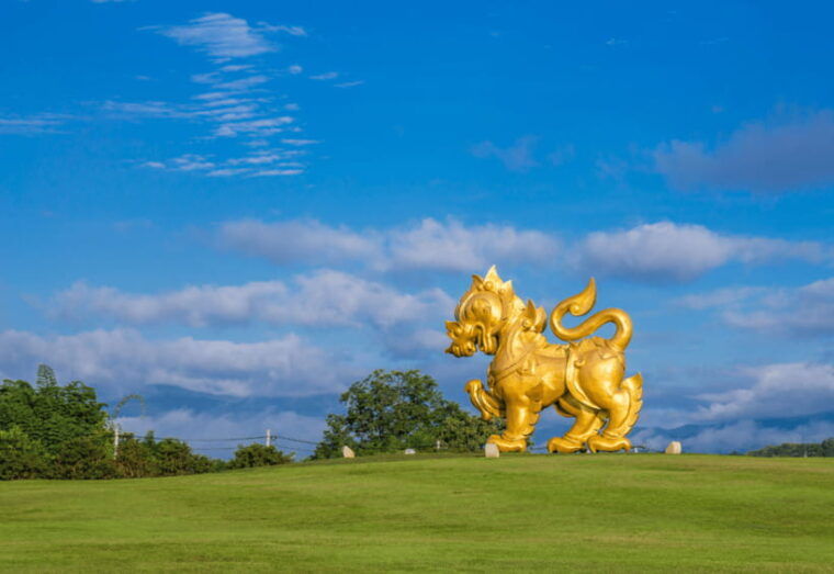 chiang-mai-chiang-rai-white-blue-red-temples-long-neck