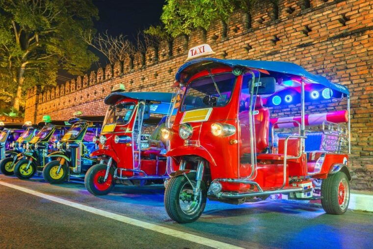 chiang-mai-temples-and-street-food-night-tour-by-tuk-tuk
