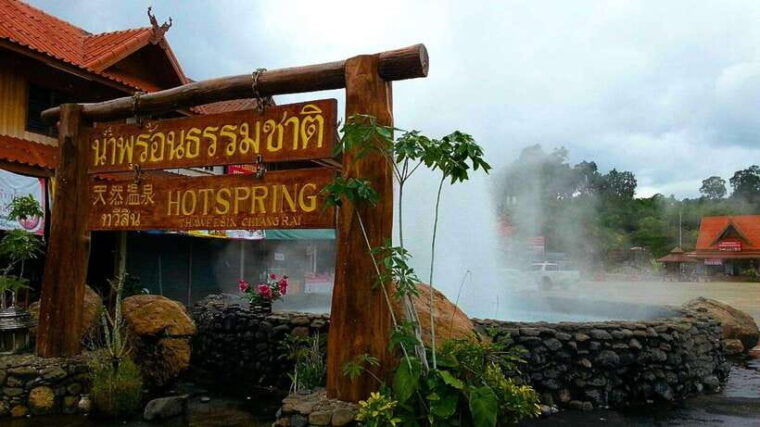 chiang-mai-white-and-blue-temples-and-lalita-cafe