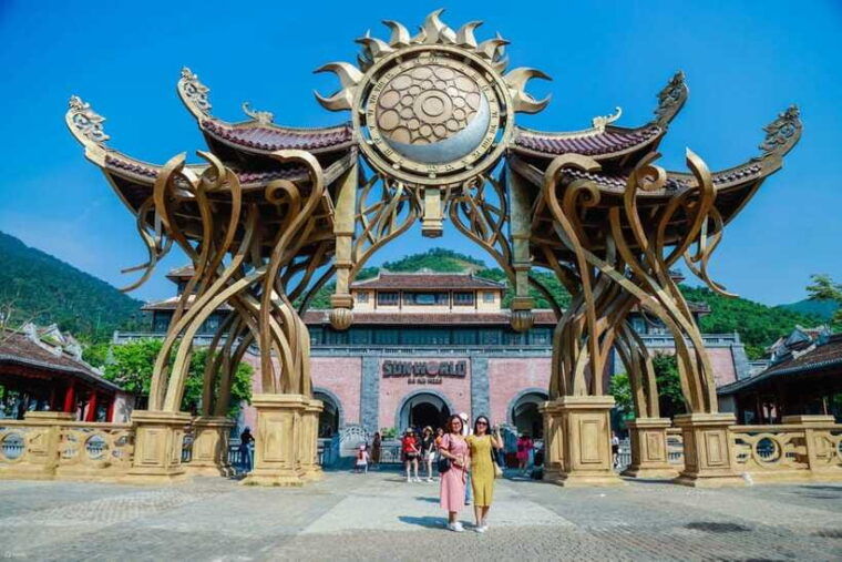 da-nang-ba-na-hills-cable-car-golden-bridge-private-tour