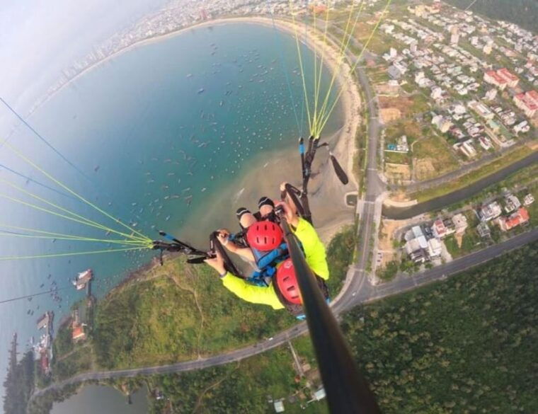 da-nang-monkey-mountain-paragliding-experience