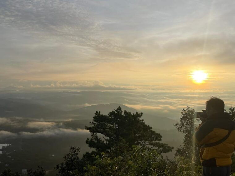 dalat-hiking-the-mountain-to-observe-the-cloud-and-sunrise