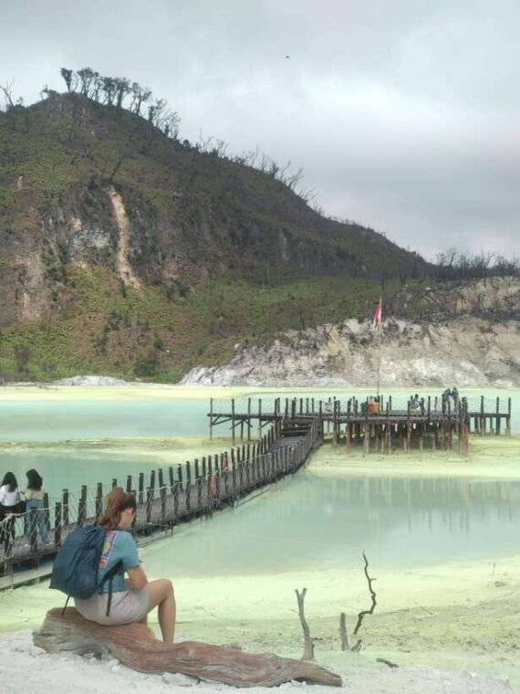 daytrip-costum-white-crater-volcano-mount-tour-guide-bandung