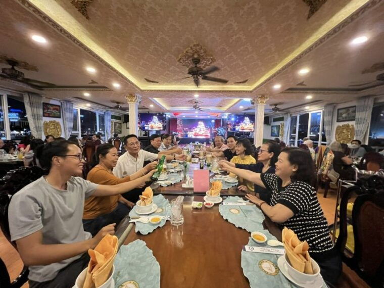 deluxe-dining-cruise-by-deluxegrouptours