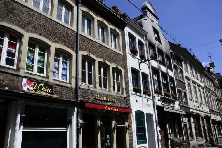 dusseldorf-old-town-and-banks-of-rhine-heart-and-lifeline