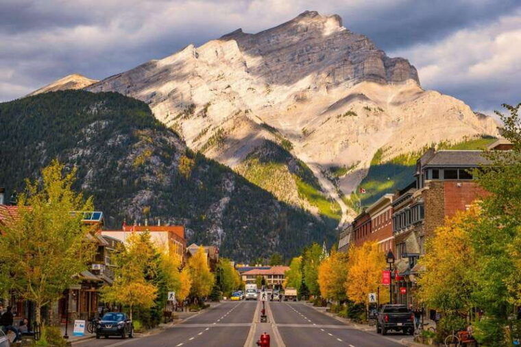 emerald-lakelake-louise-moraine-johnstoncanyonbanff-tour
