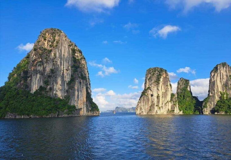 explore-halong-bay-cruise-with-lunch-kayak-thien-cung-cave