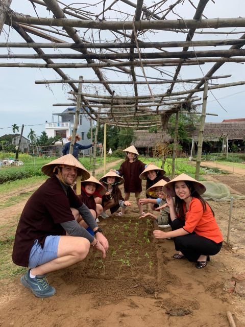 farming-with-farmers-at-ancient-vegetable-village-tra-que