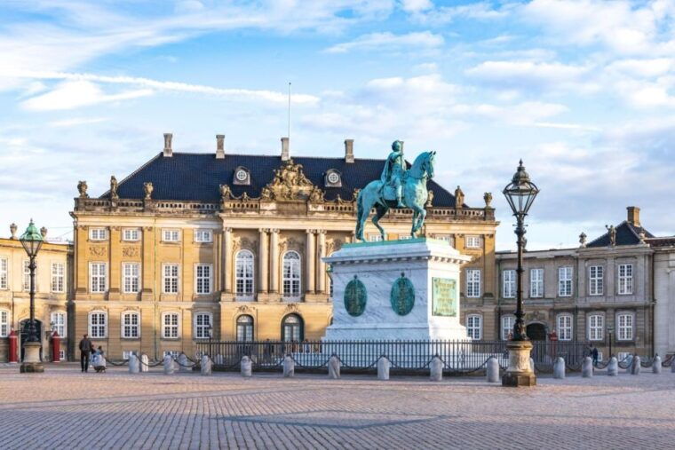 fast-track-amalienborg-palace-museum-copenhagen-private-tour