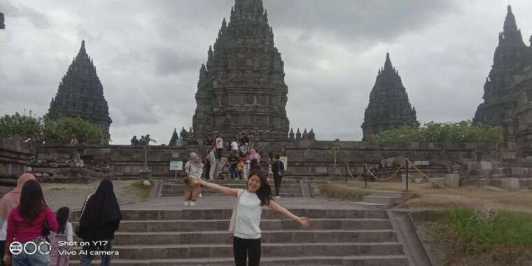 first-class-borobudur-prambanan-temple-tour