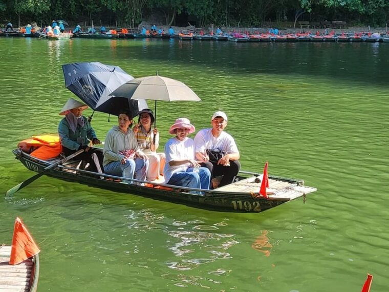 friendly-travel-hoa-lu-trang-an-1-small-group-by-limousine