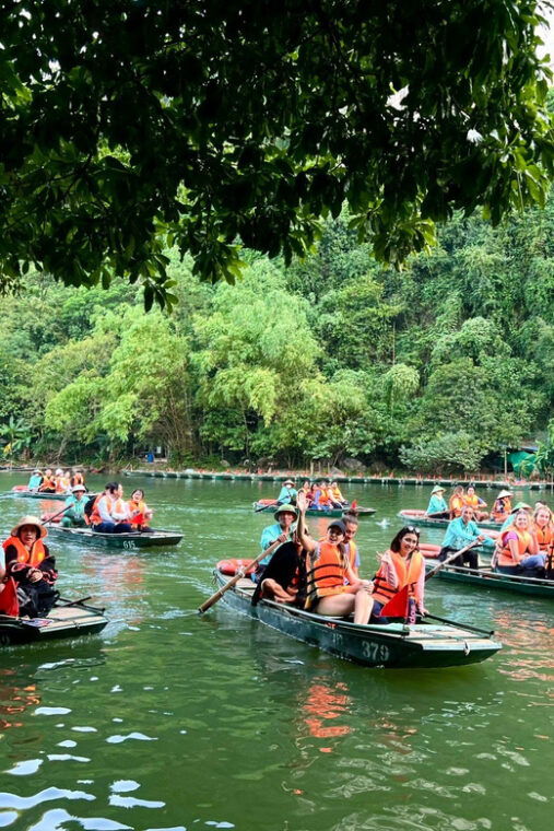friendly-travel-hoa-lu-trang-an-mua-cave-limousine-car