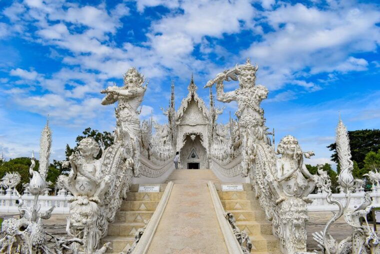 from-chiang-rai-famous-temples-and-golden-triangle-day-tour