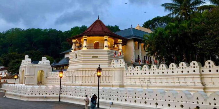 from-colombo-kandy-and-pinnawala-elephant-orphanage-tour