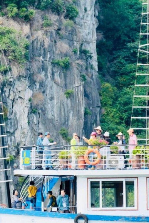 from-ha-noi-explore-ha-long-bay-6-hour-cruise-on-day-trip