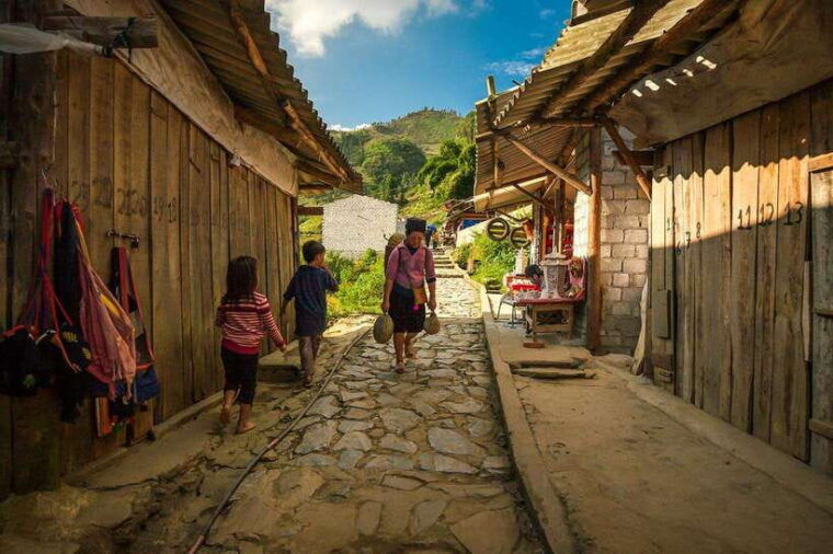 from-hanoi-2-day-sapa-tour-by-limousine-van-and-hotel