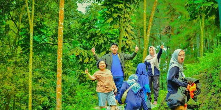from-jakarta-waterfall-botanical-garden-puppet-show