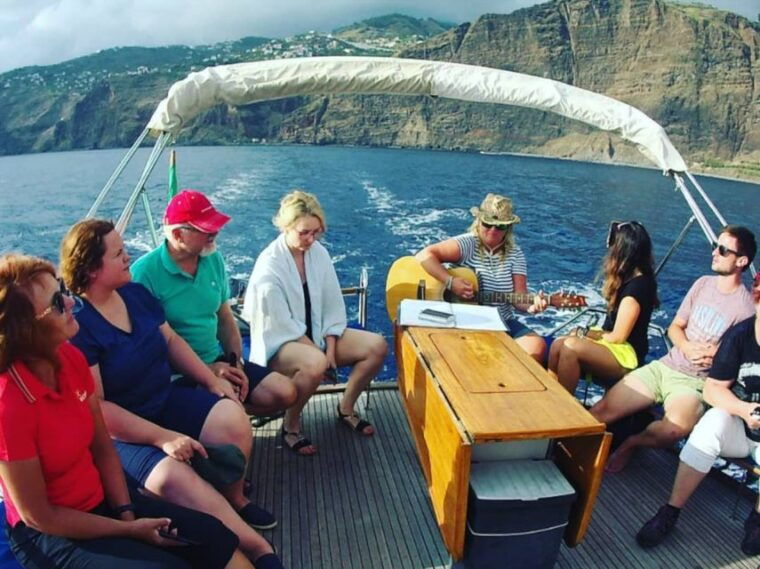 funchal-dolphin-and-whale-watching-sailing-trip