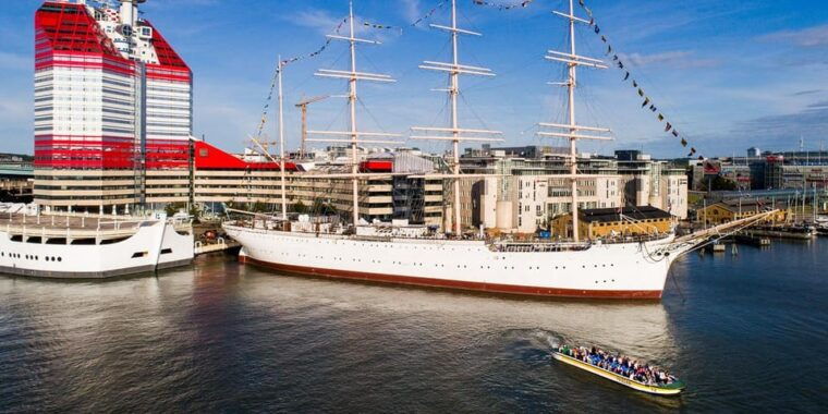gothenburg-city-canal-sightseeing-cruise