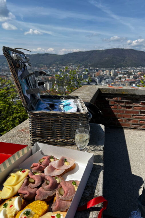 graz-funicular-ride-schlossberg-picnic-experience