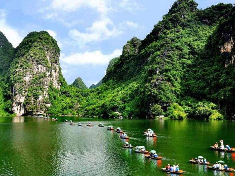 group-tour-hoa-lu-trang-an-boat-trip-mua-cave
