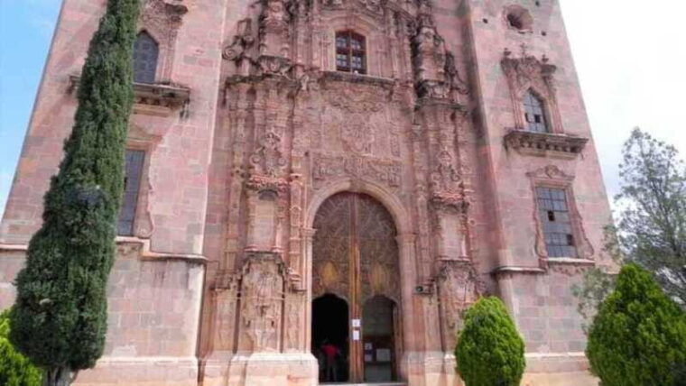 guanajuato-alley-explorers-with-traditional-musical-band-group-tour