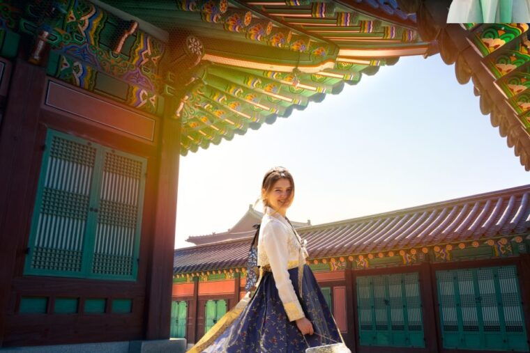 gyeongbok-gung-and-seochon-walking-tour-with-coin-lunchbox