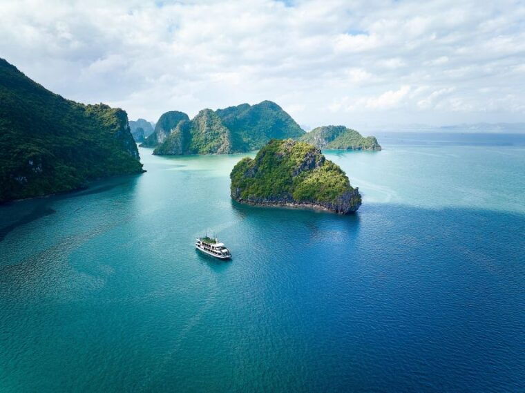 ha-long-bai-tu-long-bay-cruise-wt-kayakking-buffet-lunch