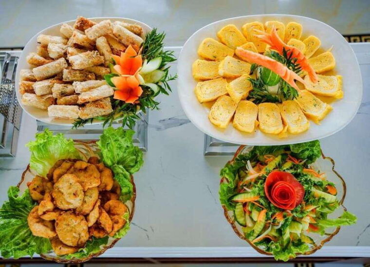 ha-long-luxury-cruise-with-kayaking-swimming-and-lunch