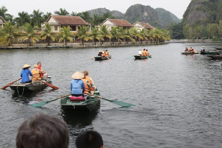ha-noi-ninh-binh-hoa-lu-trang-an-boat-trip-cycling