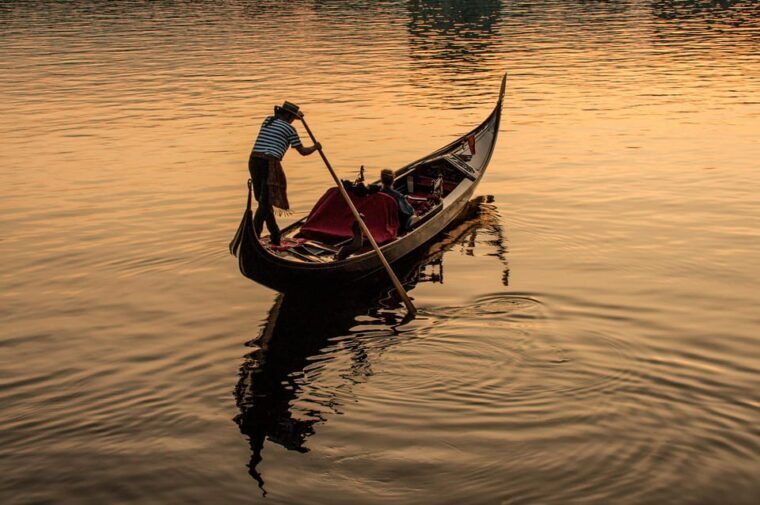 hamburg-alster-lake-romantic-tour-in-a-real-venetian-gondola