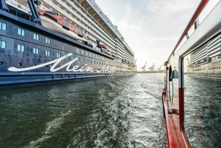 hamburg-harbor-cruise-with-wine-and-cheese