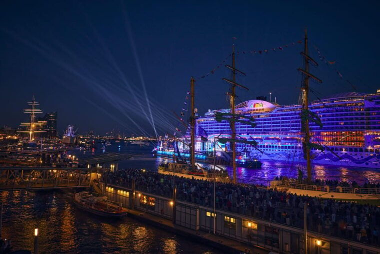 hamburg-light-firework-show-port-aniversary-from-boat