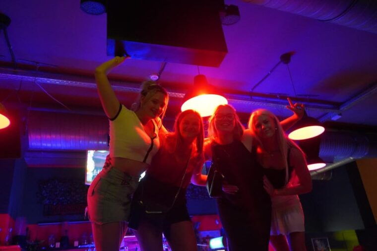 hamburg-reeperbahn-pub-crawl-with-shots-and-games