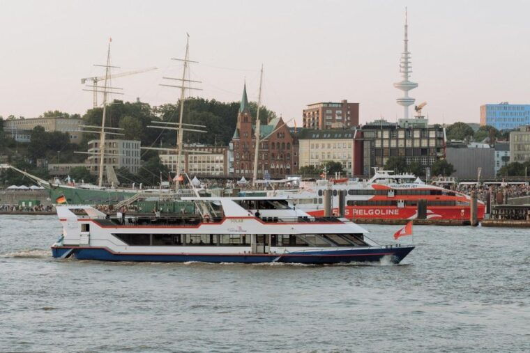 hamburgs-highlights-harbor-cruise-reeperbahn-walking-tour