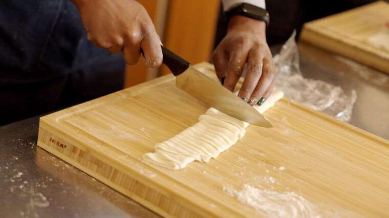 handmade-noodles-with-korean-grandma