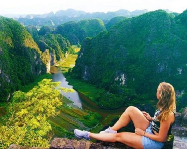 hanoi-bai-dinh-trang-an-mua-cave-with-small-group