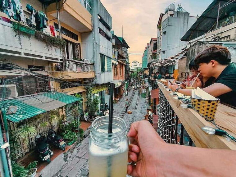 hanoi-guided-food-tour-with-train-street-visit
