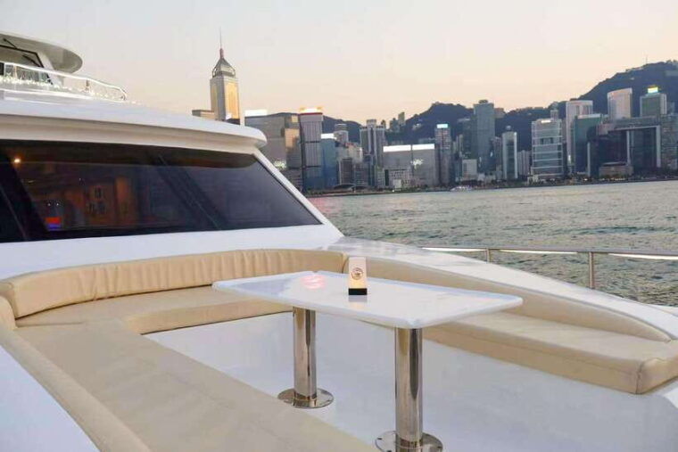 hk-victoria-harbor-tour-symphony-of-lights-free-drinks