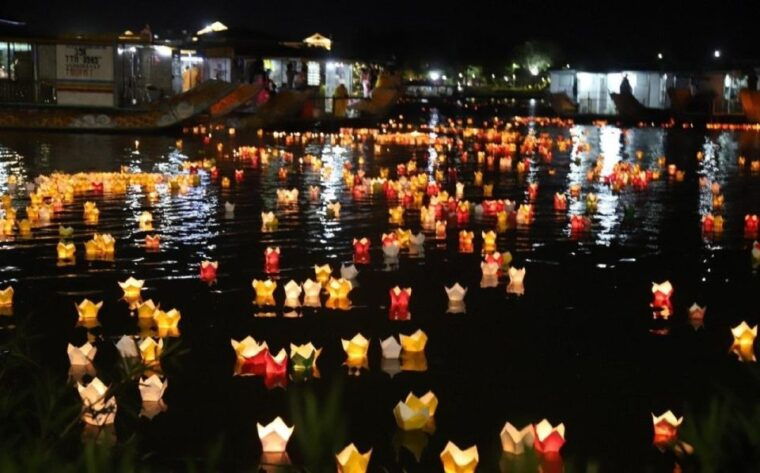 hoi-an-hoai-river-boat-trip-by-night-and-floating-lantern-2