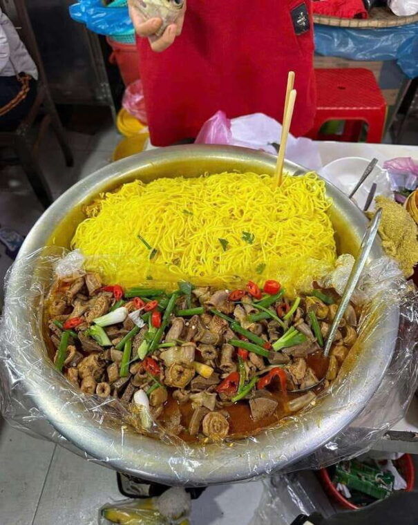 hue-food-walking-tour-with-coffee-and-market-visit