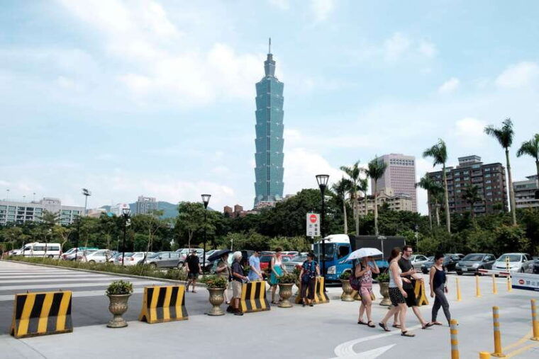 iconic-food-tour-local-street-food-drinks-sites