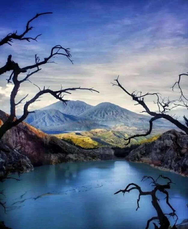 ijen-crater-blue-flame-sunrise-and-sulfur-miners-trek