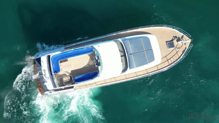 istanbul-private-bosphorus-tour-on-luxury-yacht-eco8