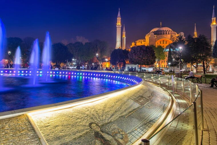 istanbul-tour-of-hagia-sophia-and-blue-mosque-by-night
