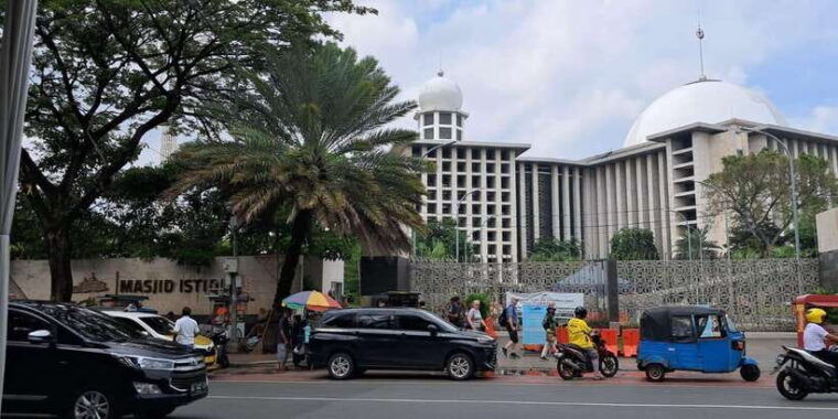 jakarta-private-car-charter-with-professional-driver