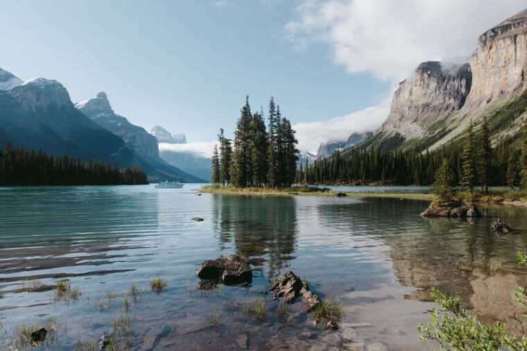 jasper-national-park-maligne-lake-cruise-with-guide