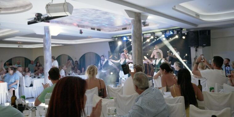 kamari-greek-show-buffet-dinner-and-drinks-at-dimitris